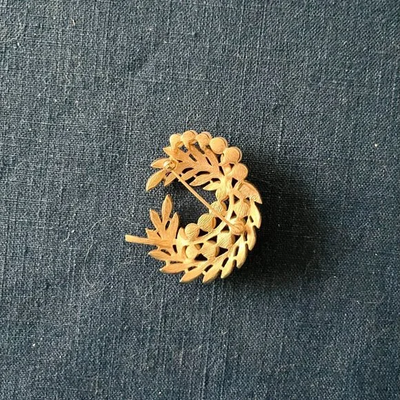 Vintage Gold Tone Laural Leaves/Pearl Pin - Picture 2 of 4